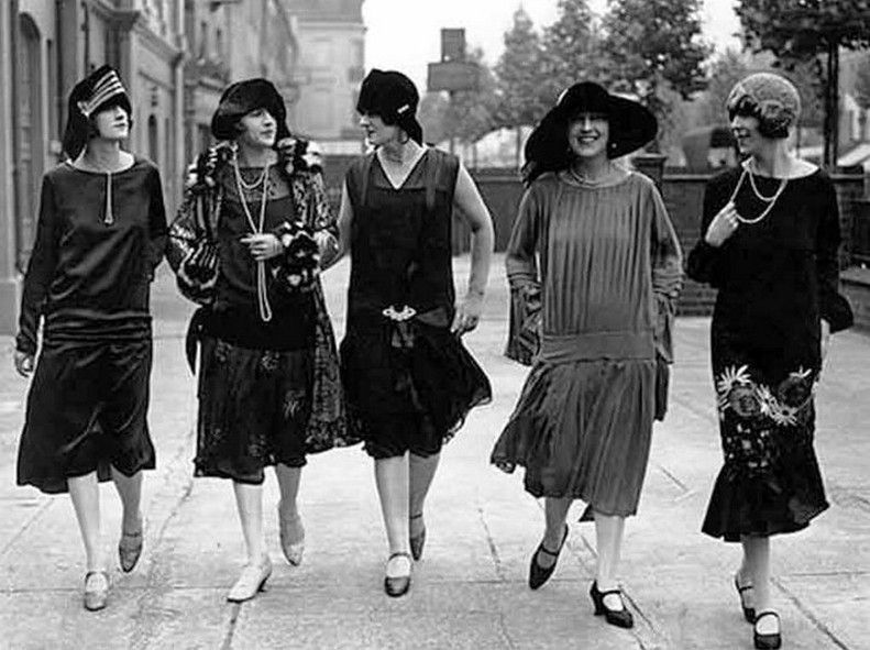 1920s women's flapper fashion
